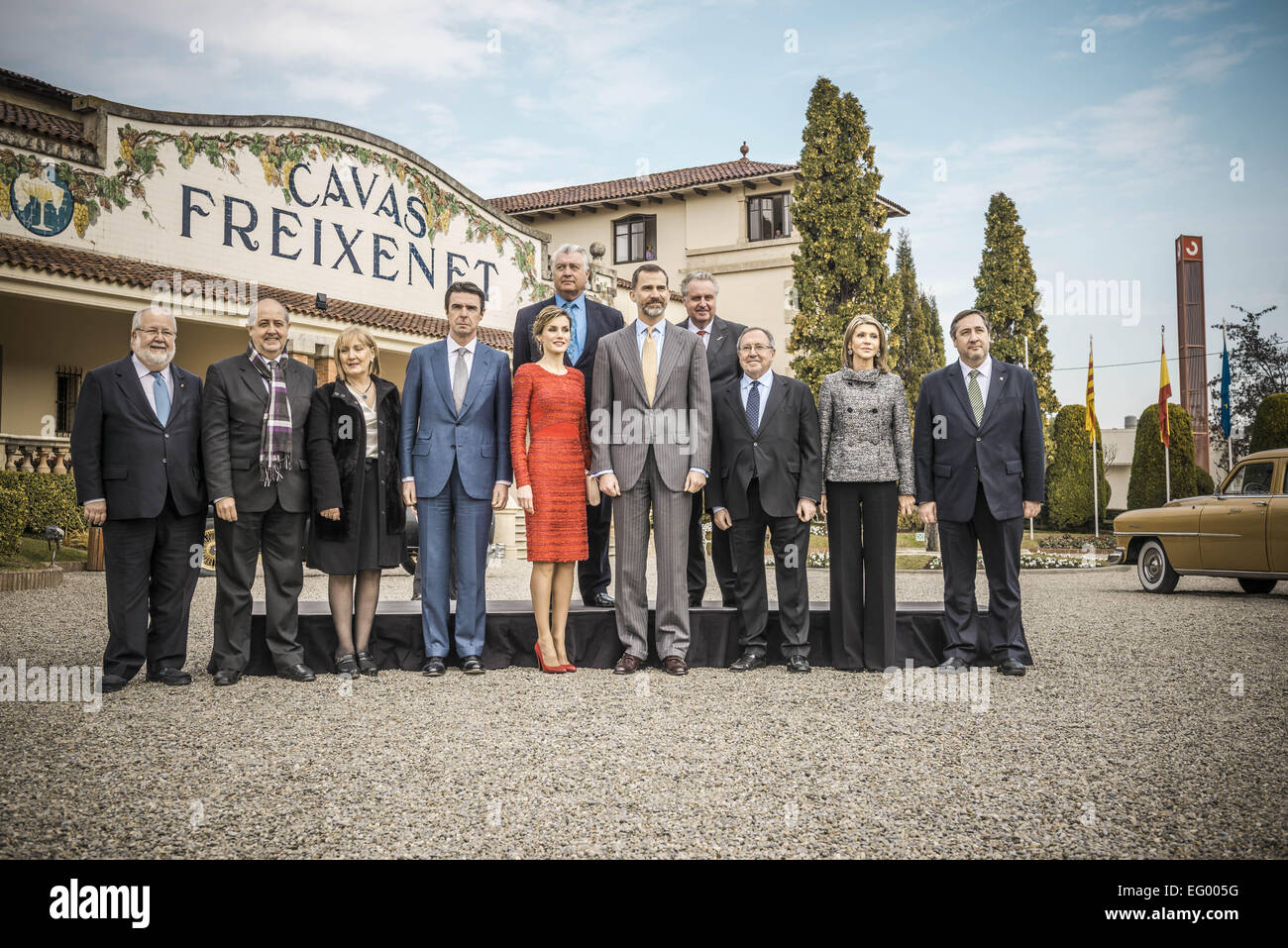 12. Februar 2015 - Sant SadurnÃ Dâ€™ Anoia, Katalonien, Spanien - Königin Letizia von Spanien (5 L) und König Felipe VI. von Spanien (4. R) posieren für ein Foto vor dem Hauptsitz von Freixenet Cava (Sekt)-Produzent mit dem Weingut Ehrenpräsident Jose Luis Bonet (3. R) und anderen Behörden während ihres Besuches für die hundertjährige Firmenjubiläum (Credit Bild : © Matthias Oesterle/ZUMA Wire/ZUMAPRESS.com) Stockfoto