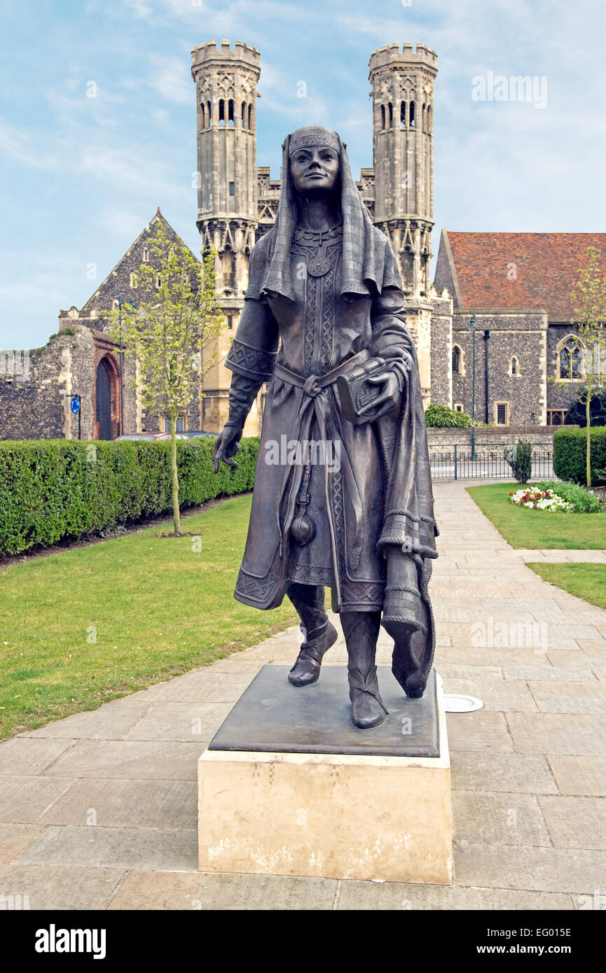 Statue der Königin Bertha von Kent in Dame Woottons Gärten Canterbury Kent gefunden Stockfoto