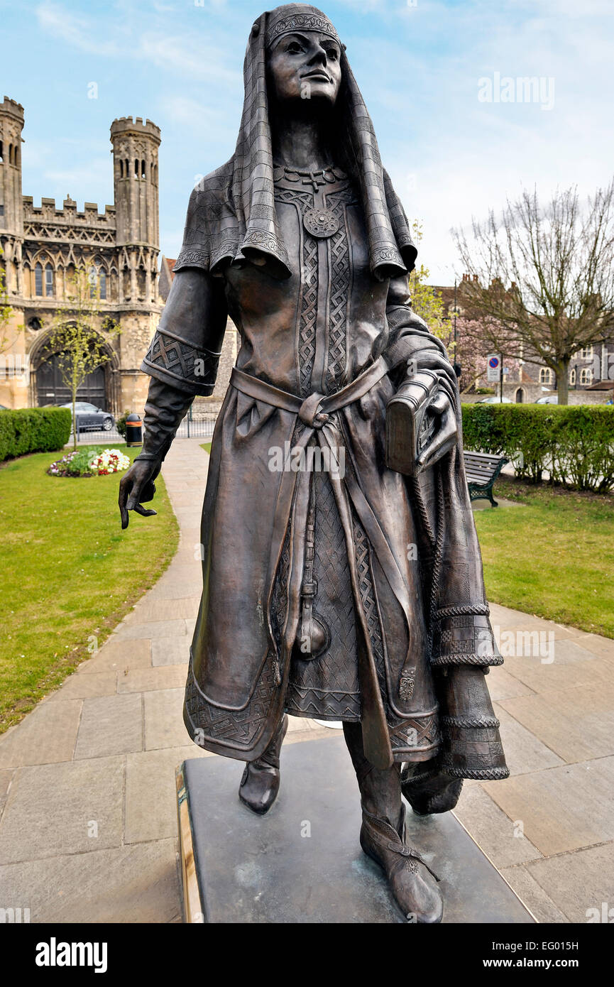 Statue der Königin Bertha von Kent in Dame Woottons Gärten Canterbury Kent gefunden Stockfoto
