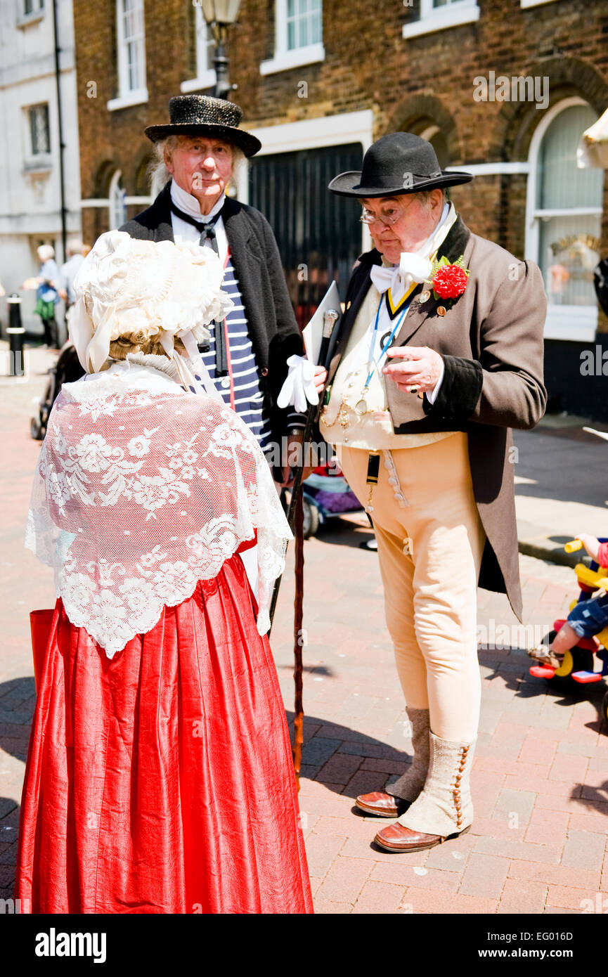 Zeichen im viktorianischen Kleid an der Dickens festival Rochester Kent Stockfoto