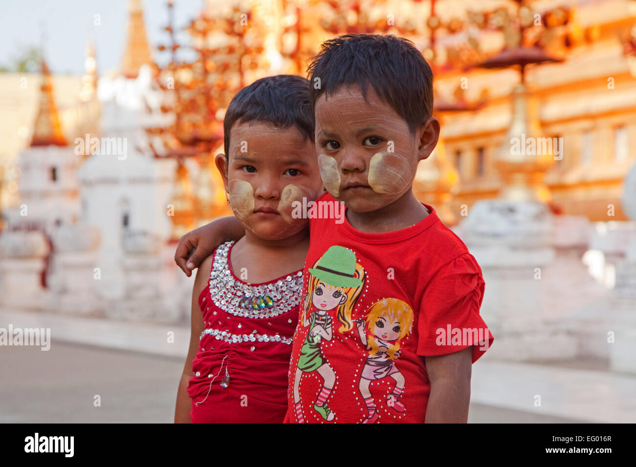 Zwei burmesische Kinder tragen Thanaka / Thanakha auf ihren Wangen, eine gelblich-weiße Kosmetik cremige paste, Myanmar / Burma Stockfoto