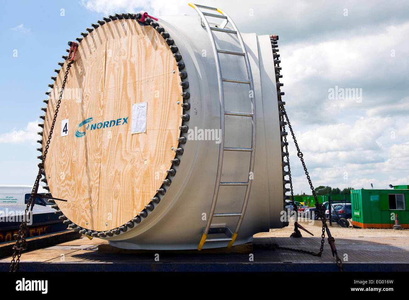 Ein Tieflader LKW liefern das Zentrum einer Windkraftanlage Stockfoto