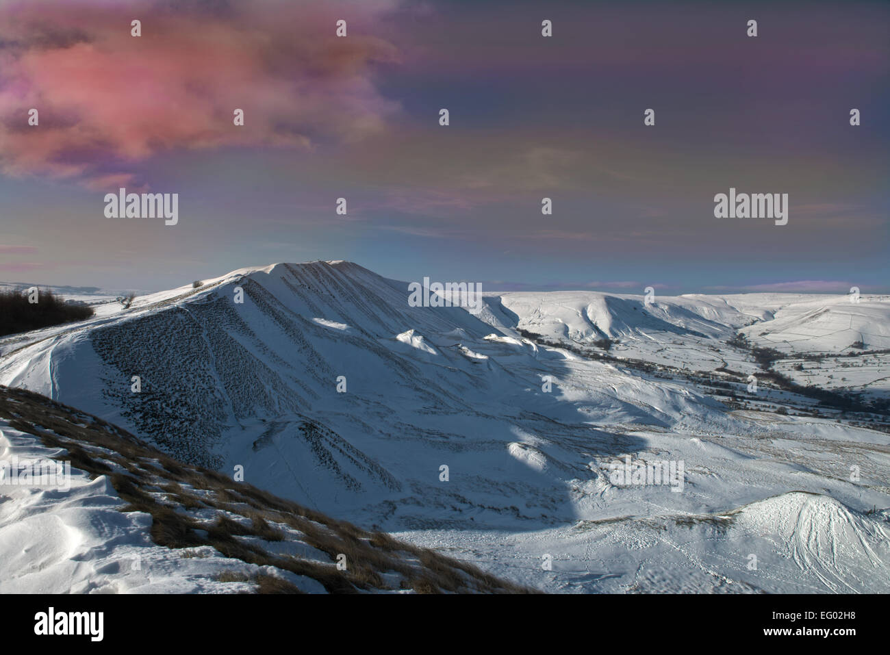 Rushup Kante in Richtung des Herrn Sitz im Schnee, aufgenommen von Mam Tor in der Peak District National Park, Derbyshire, England, Uk, GB Stockfoto