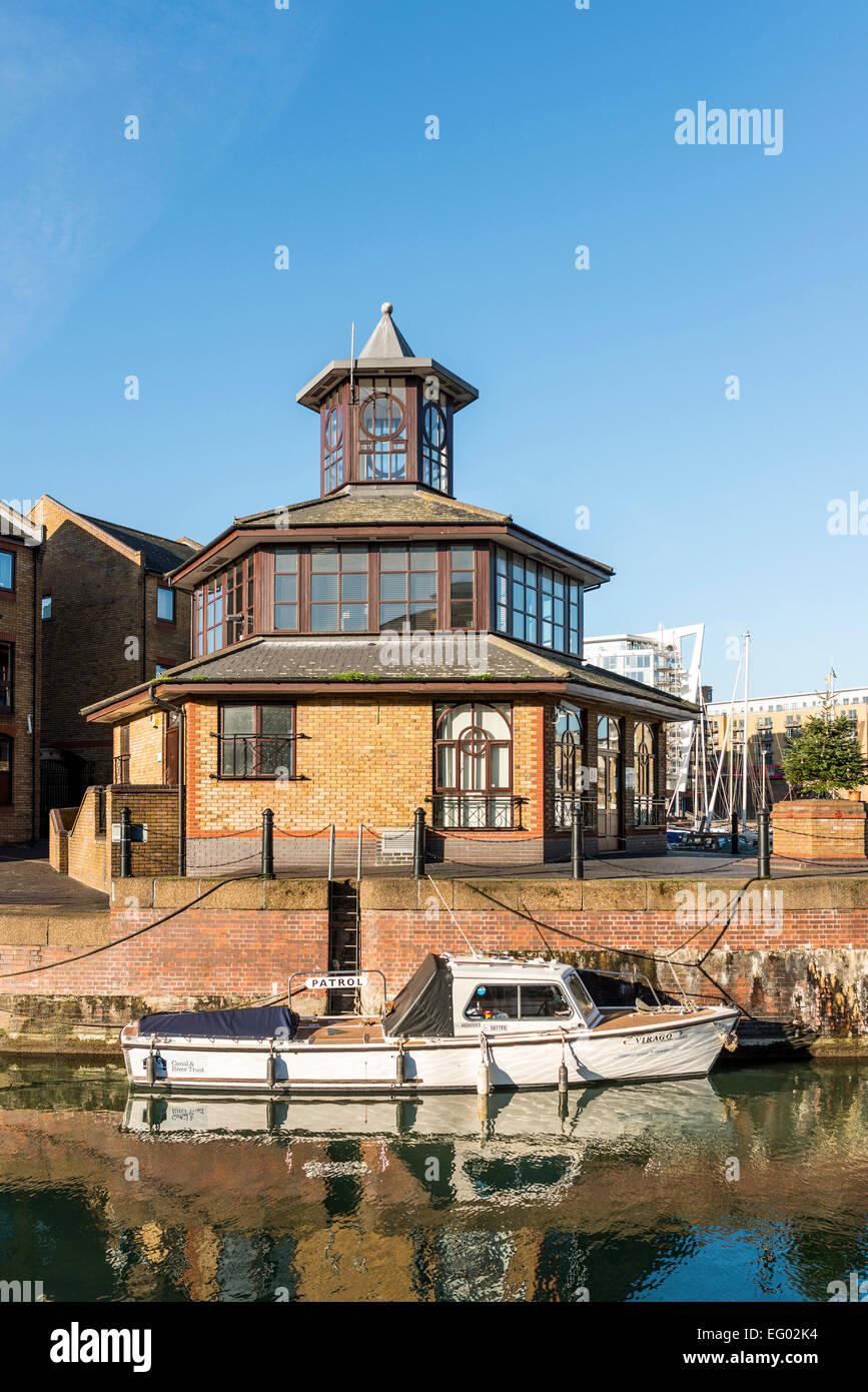 Limehouse Bassin in East London ist ein Hafenviertel Marina und Gehäuse-Wohnanlage in der Borough of Tower Hamlets Stockfoto
