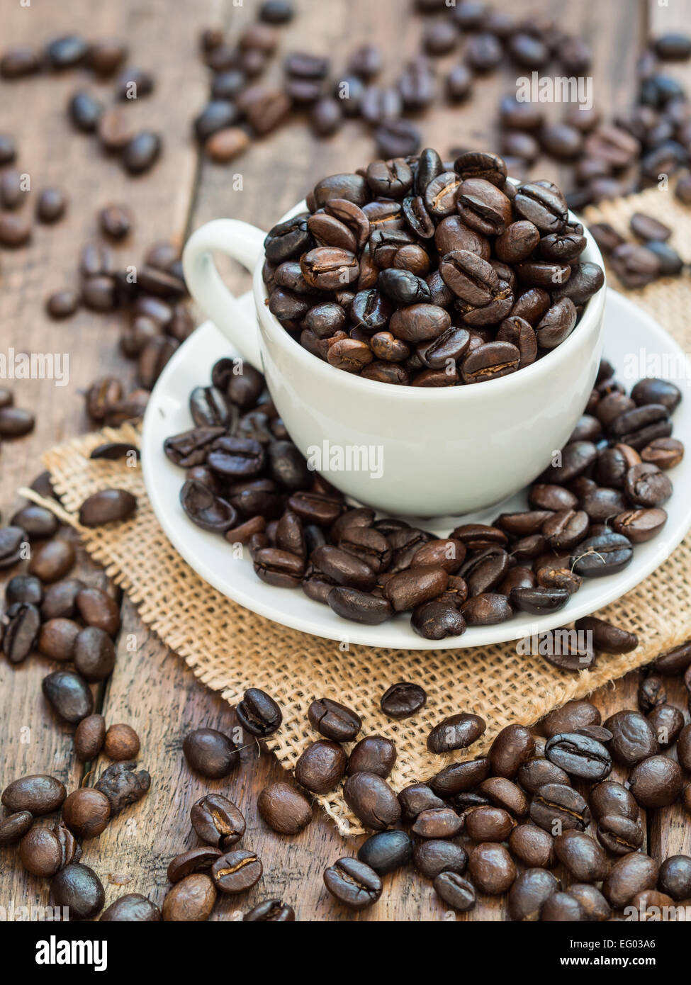 Geröstete Kaffeebohnen in Espressotasse. Stockfoto