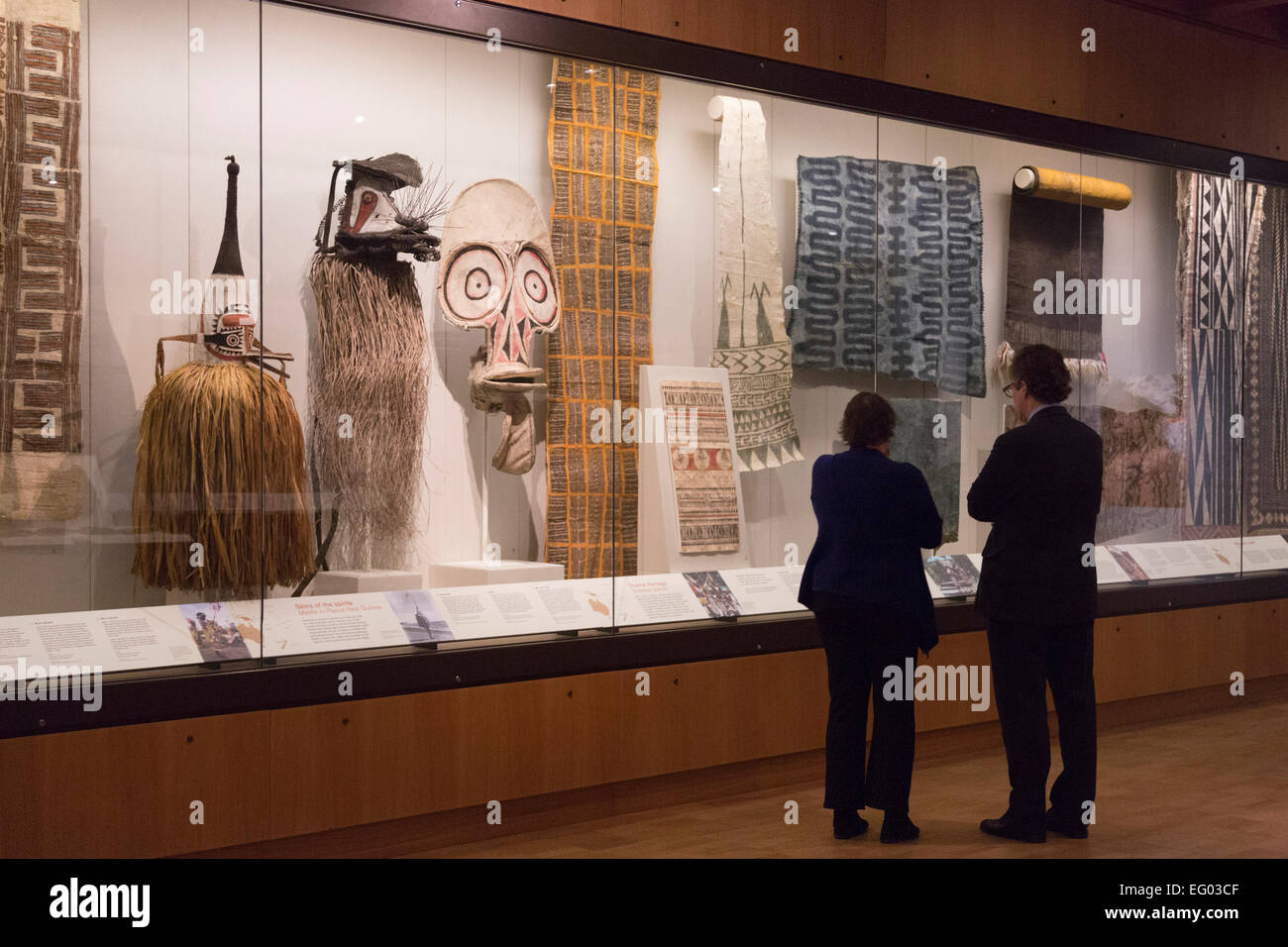 Die Ausstellung "Shifting Muster: Pacific Borkenkrepp Kleidung" im British Museum eröffnet und läuft vom 5. Februar bis 16. August 2015. Kuratiert von Natasha McKinney des Abschnitts Ozeanien, erscheinen siebenundsiebzig Objekte aus Borkenkrepp von den Inseln des Pazifiks, einschließlich Kleidung, Kopfbedeckungen, Masken und Körper-Verzierungen. Stockfoto