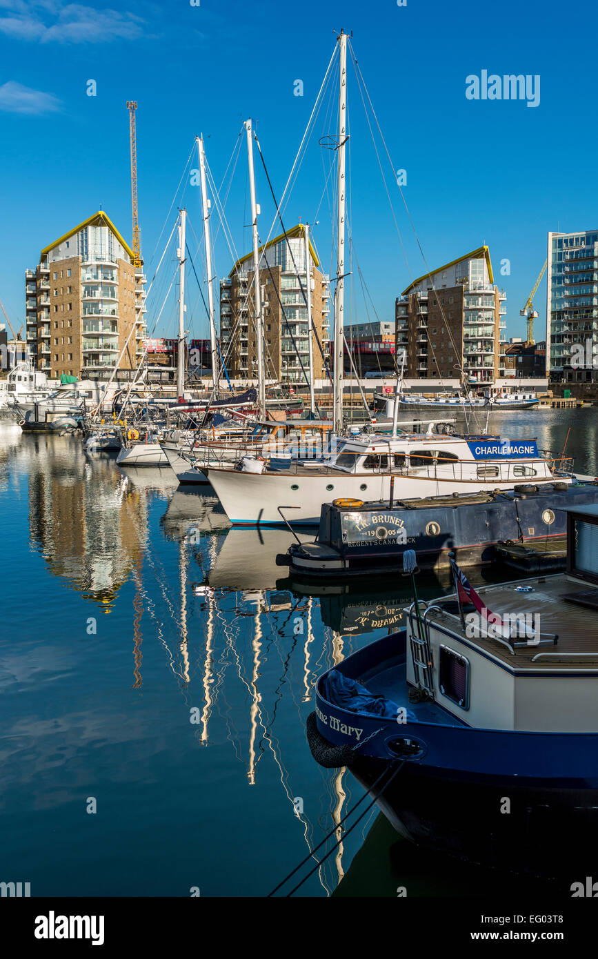 Limehouse Bassin in East London ist ein Hafenviertel Marina und Gehäuse-Wohnanlage in der Borough of Tower Hamlets Stockfoto