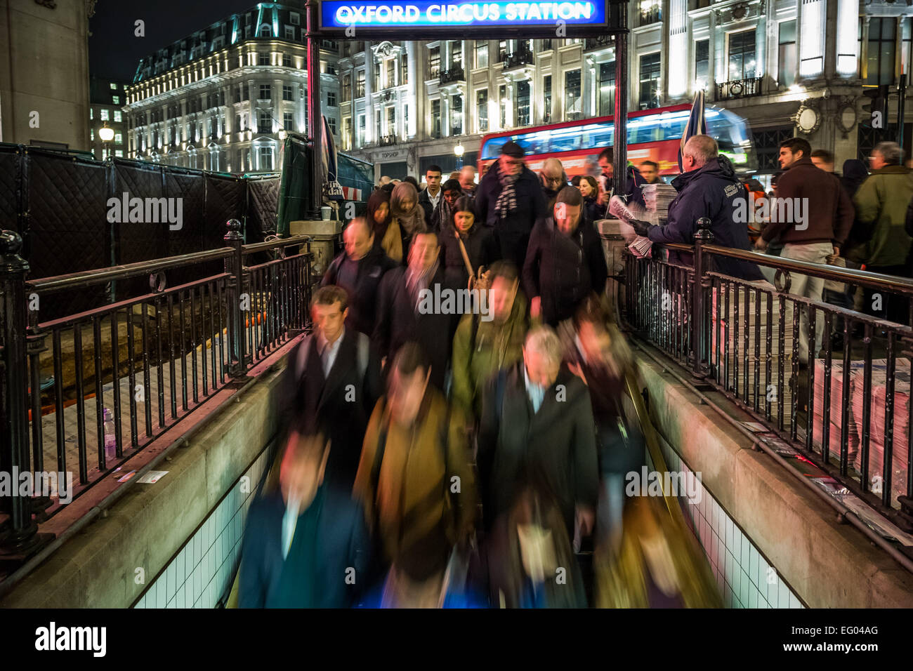 London, UK. 12. Februar 2015. Rush Hour in Central London Credit: Guy Corbishley/Alamy Live-Nachrichten Stockfoto