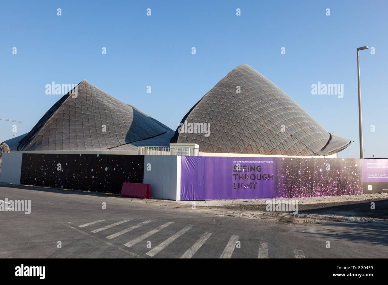 Durch Licht - die Guggenheim Abu Dhabi Pre-opening-Ausstellung sehen. 19. Dezember 2014 in Abu Dhabi, Vereinigte Arabische Emirate Stockfoto