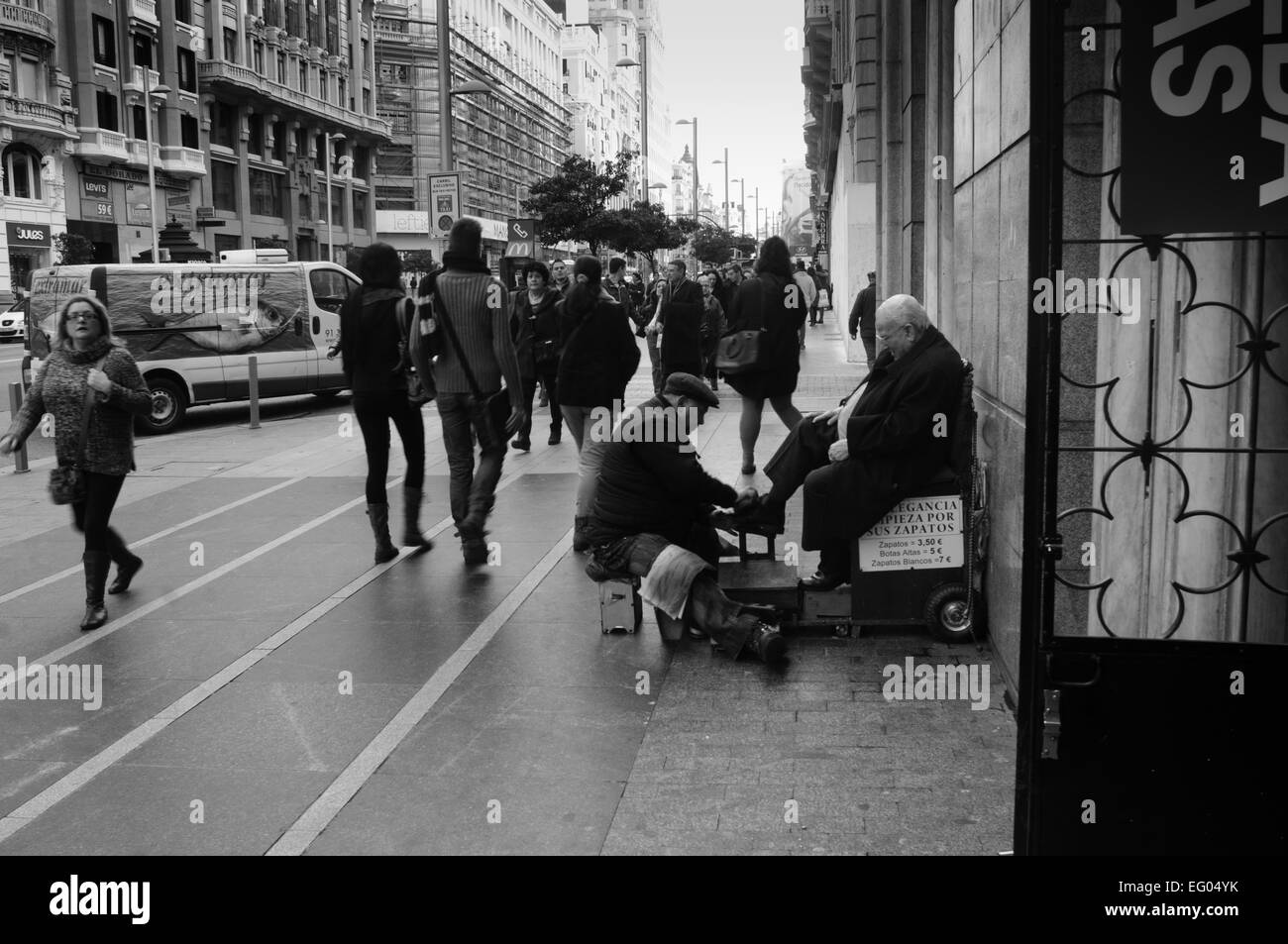 Am Straßenrand Schuhreiniger in Madrid, Spanien, Europa Stockfoto