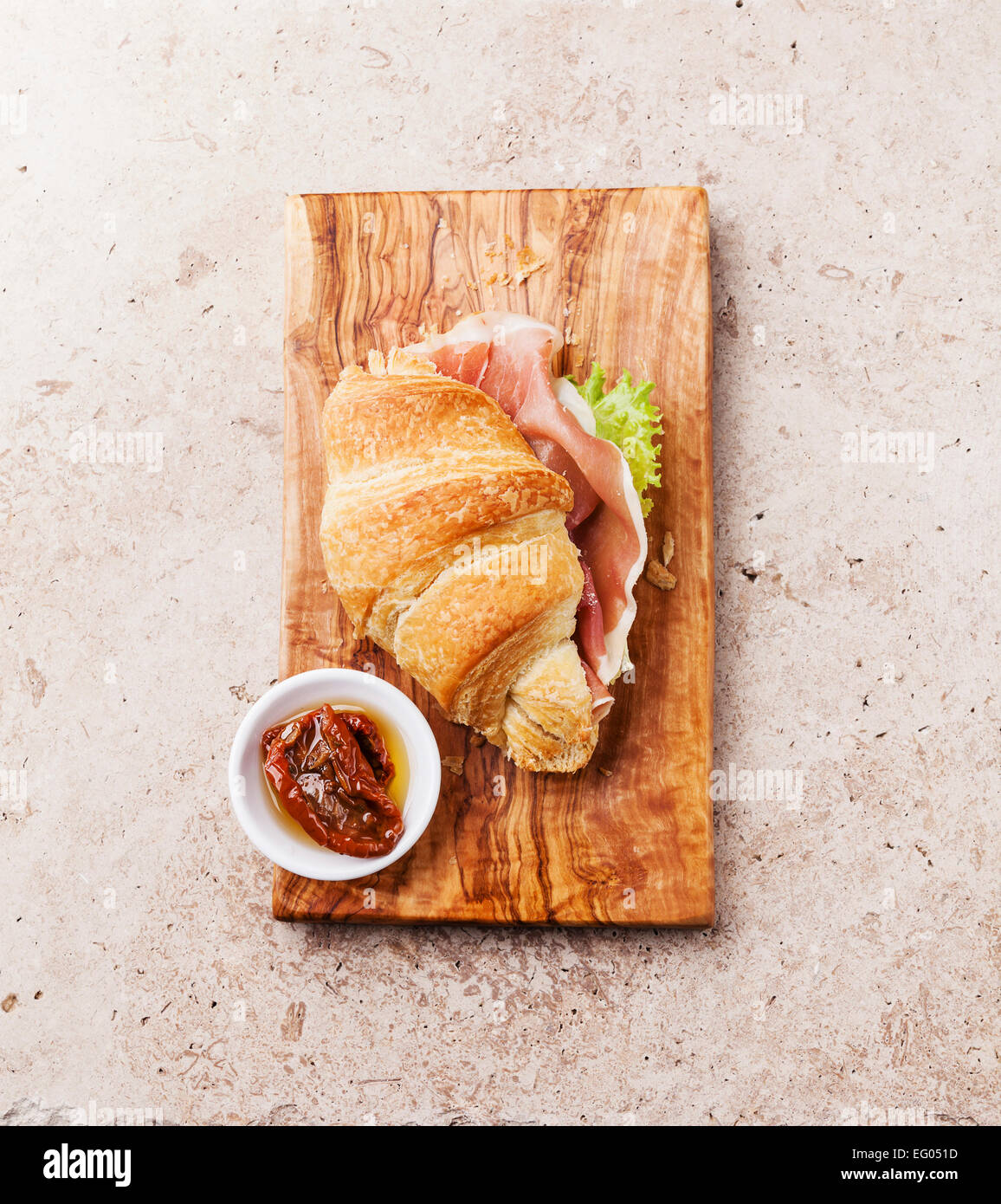 Croissant Schinkenbrot auf Stein strukturierten Hintergrund Stockfoto