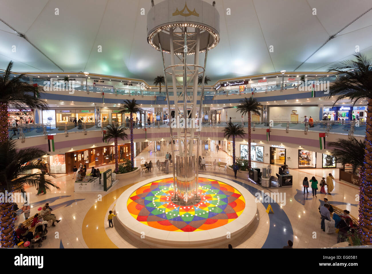 Innenraum der Marina Mall in Abu Dhabi Stockfoto