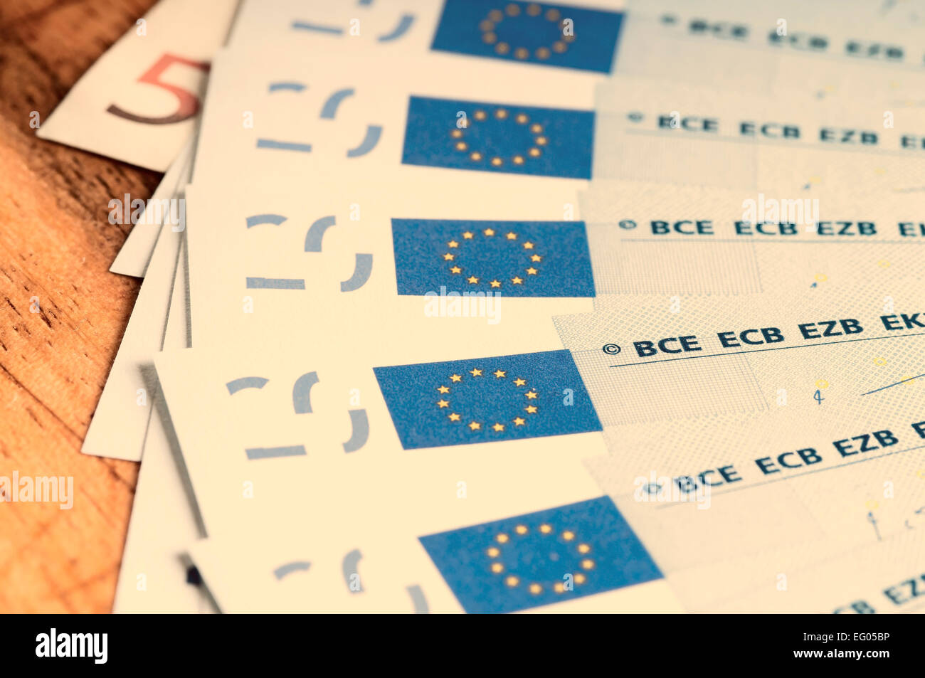 Einsparungen-Konzept mit EU-Geldern auf einem Holzbrett Pfingstmontag Klangfarbe in Instagram-Effekt Stockfoto