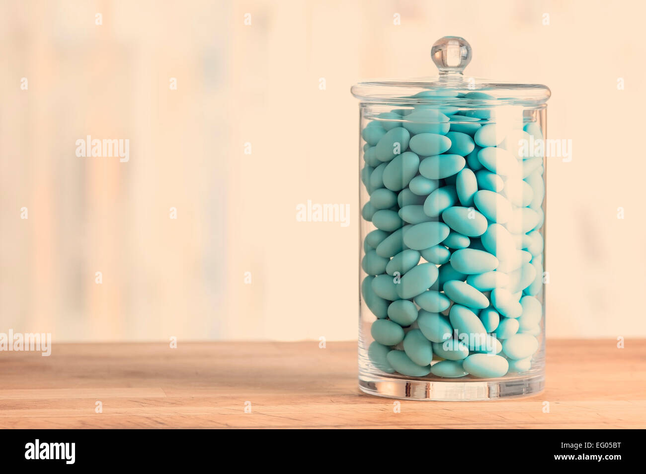 Glasglas voller Zuckermandeln Pfingstmontag Klangfarbe in Instagram-Effekt Stockfoto