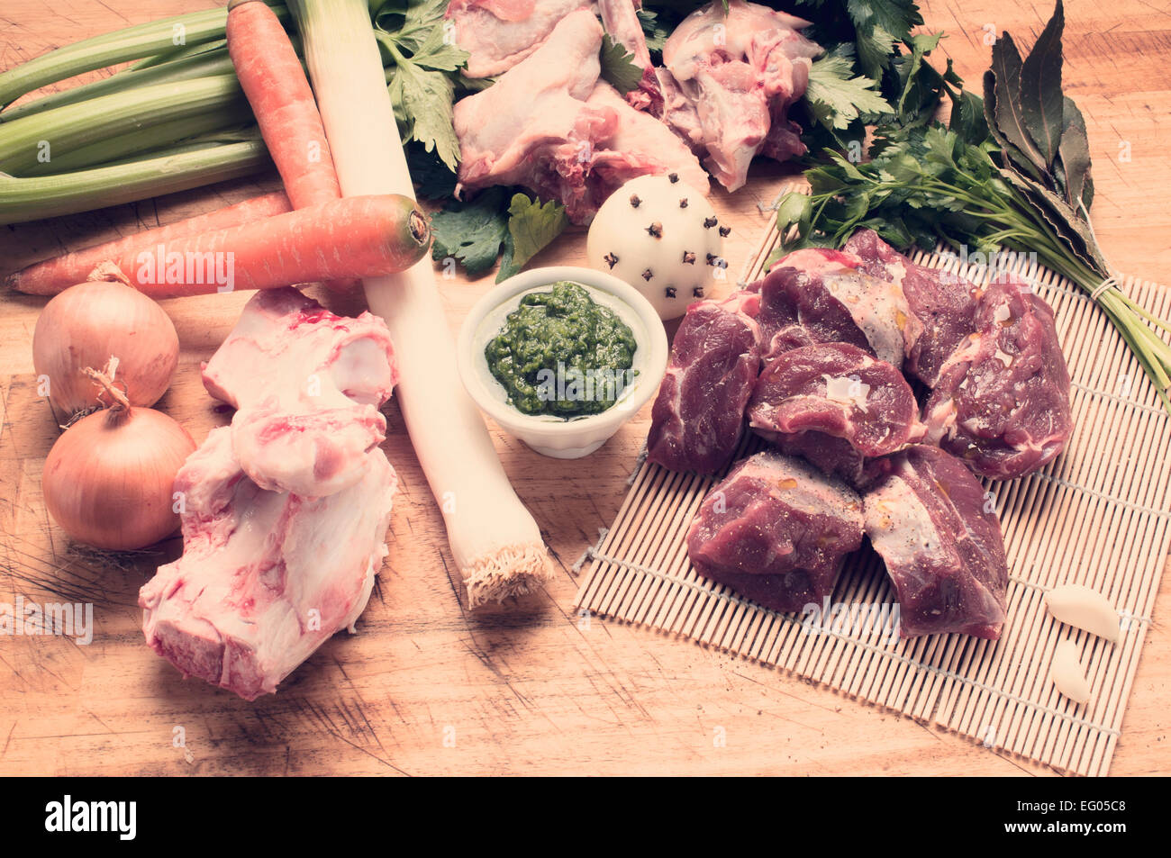 Zutaten für die Zubereitung von Fleischbrühe mit Kalbfleisch und verschiedenen Gemüsen Pfingstmontag Klangfarbe in Instagram-Effekt Stockfoto