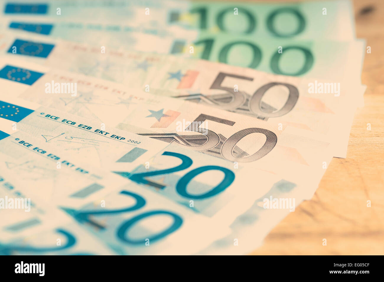 Ausgaben Überprüfung Konzept mit europäischen Rechnungen auf einem Holzbrett Pfingstmontag Klangfarbe in Instagram-Effekt Stockfoto