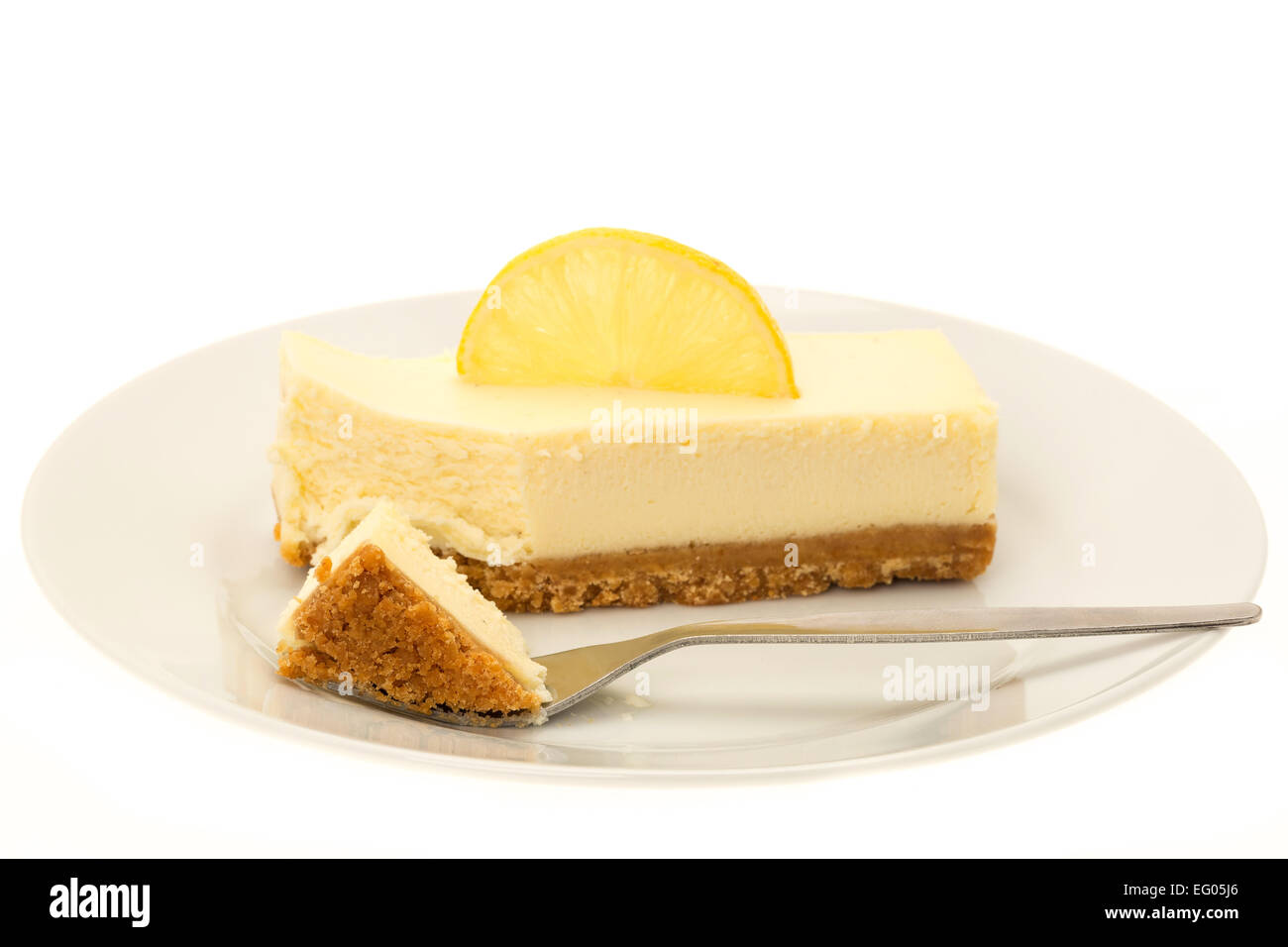 Zitronen-Käsekuchen - weißer Hintergrund Stockfoto
