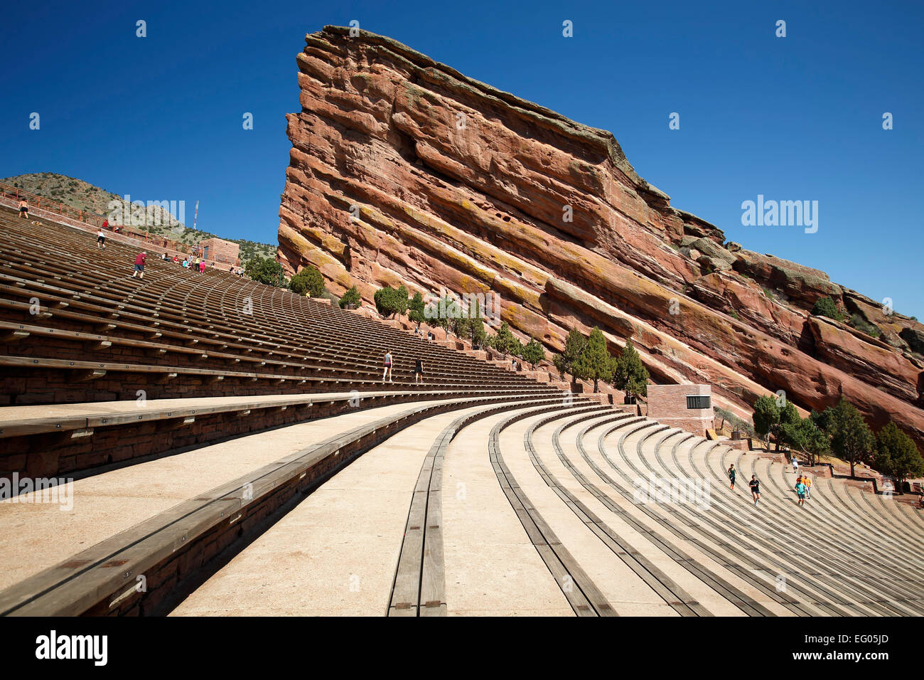 Red Rocks Amphitheatre mit Läufer und Walker, Morrison, Colorado USA Stockfoto