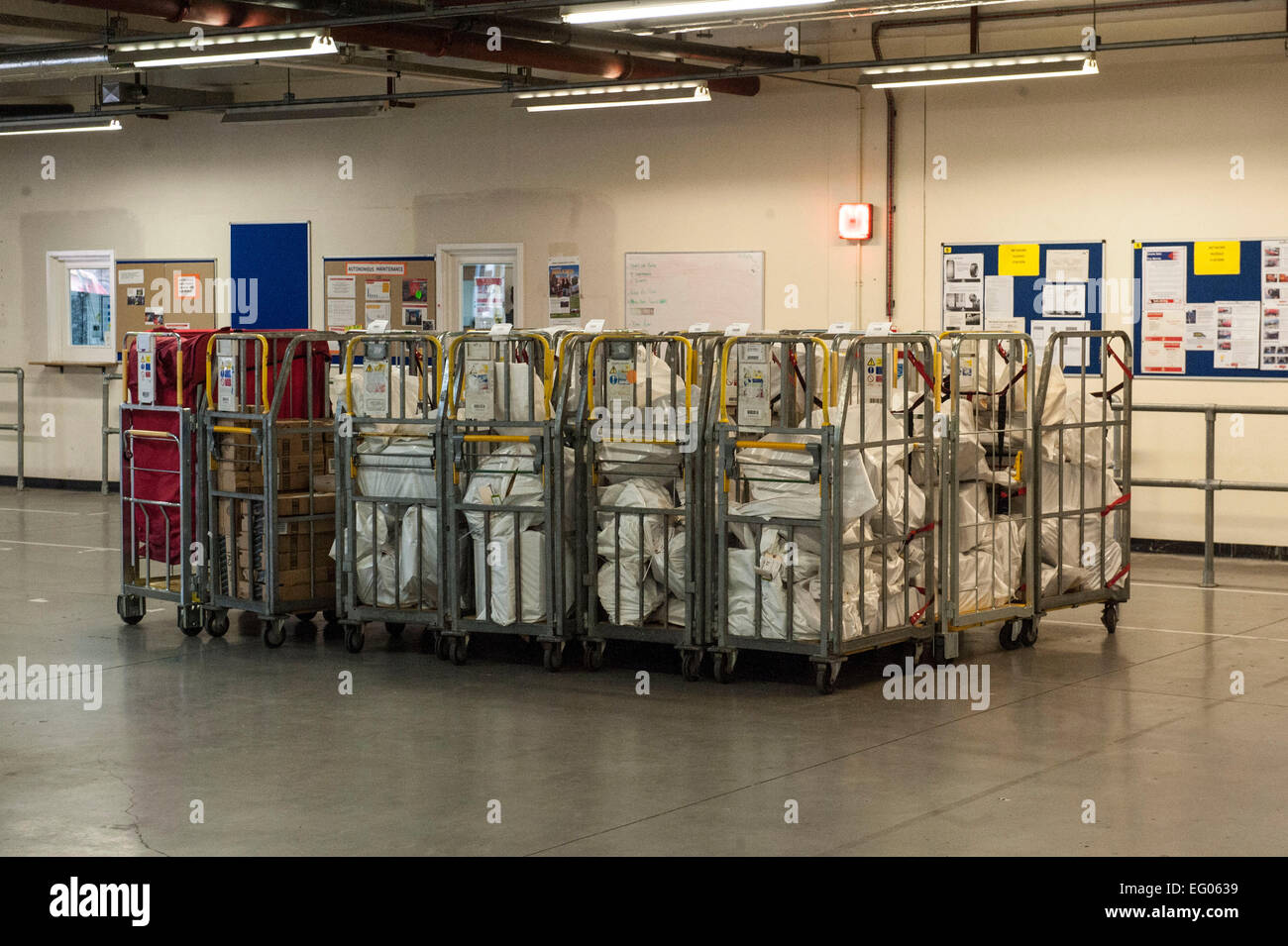 Blick auf die aktuelle Sortierung Büro in Mount Pleasant über Boden Zugriff auf die e-Mail-Schiene ist durch den Bahnhof.    Postamt Underground Railway Ð Mail Rail Ð lief leise und fleißig für 6,5 Meilen unter den Straßen von London, die für mehr als drei Viertel eines Jahrhunderts weitgehend unbemerkt. Aber seit 2003, hat die WorldÕs erste fahrerlose, elektrifizierte Eisenbahn ruhenden mit nur einer Handvoll Ingenieure für die Wartung gelegt. Im Rahmen der neuen Pläne von British Postal Museum & Archiv entwickelt könnte das alles zu ändern sein.  Als Teil eines £22m-Systems zu einer neuen, Nationalen Postmuseum Stockfoto
