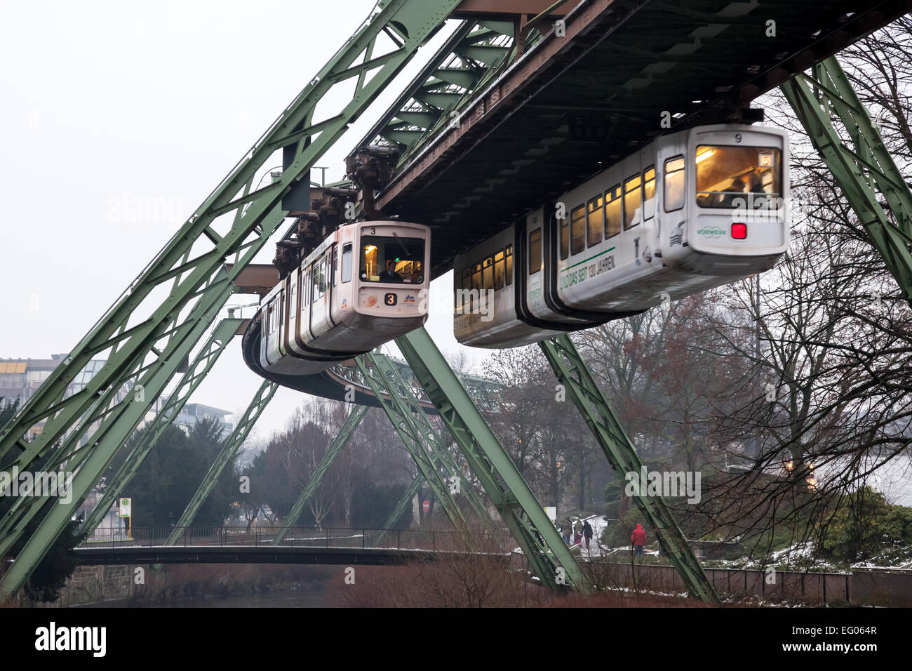 Wuppertaler Schwebebahn (Wuppertaler Schwebebahn). Die historische Eisenbahn wurde 1901 eröffnet und ist heute noch im Einsatz Stockfoto