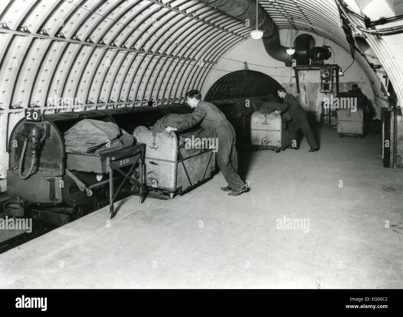 Post Office Railway - laden Post auf Zug Post war von Bahnhöfen gesammelt und dann getroffen, um die verschiedenen Post-Depots um London. Es lief für 22 Stunden am Tag von 1927-2003 und an seiner Spitze es beschäftigt 220 Arbeiter.   Postamt Underground Railway Ð Mail Rail Ð lief still und fleißig unter den Straßen von London, die für mehr als drei Viertel eines Jahrhunderts weitgehend unbemerkt. Aber seit 2003, hat die WorldÕs erste fahrerlose, elektrifizierte Eisenbahn ruhenden mit nur einer Handvoll Ingenieure für die Wartung gelegt. Im Rahmen der neuen Pläne von British Postal Museum & Archiv entwickelt, Stockfoto