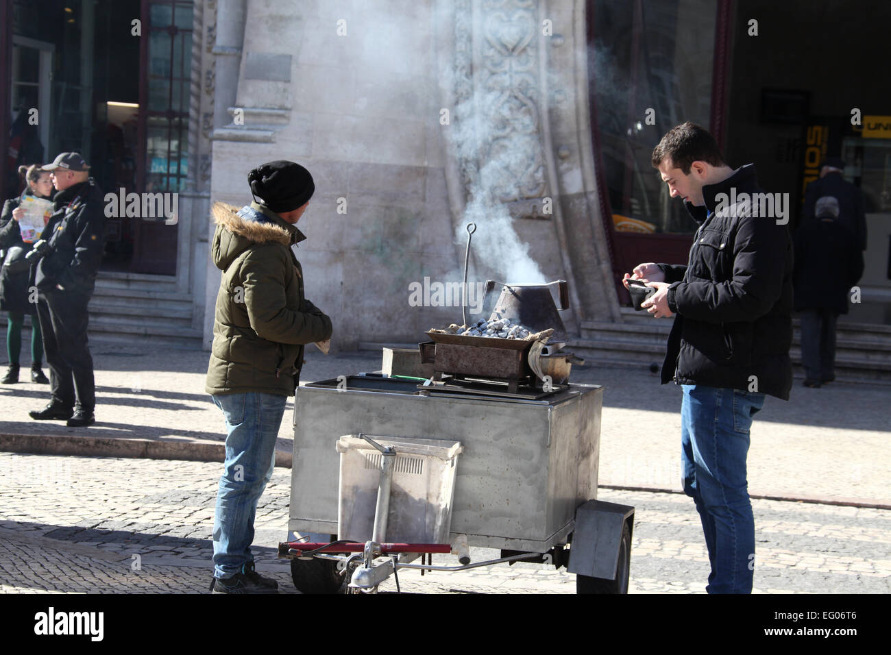 Gebratene Kastanien-Stall in Lissabon vor historischen Rossio-Bahnhof Stockfoto