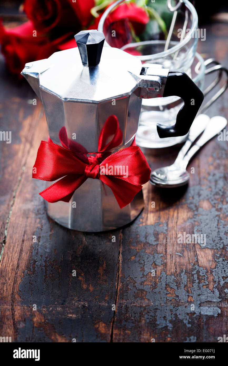 Valentine-Komposition mit Kaffeemaschine und Blumen auf hölzernen Hintergrund Stockfoto