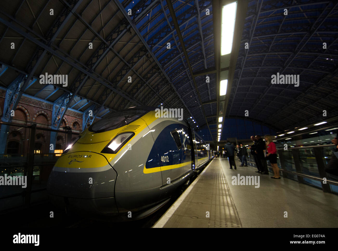 Vereinigtes Königreich, London: Der neue Eurostar Zug E320 ist bei einem Pressetag in St Pancras Station London am 13. November 2014 fotografiert. Stockfoto
