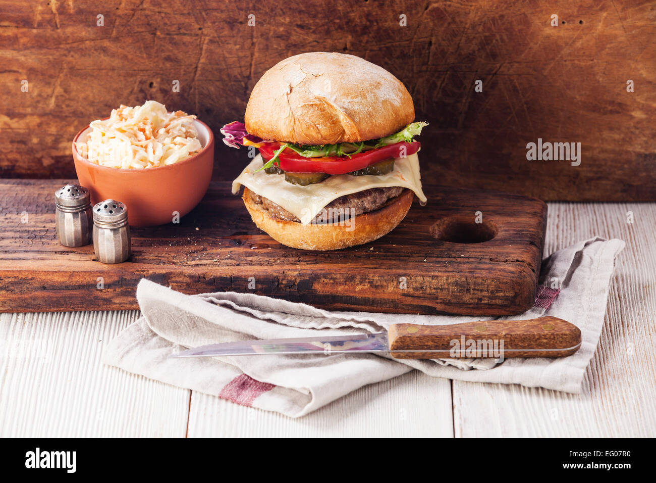 Burger mit Fleisch und Krautsalat auf hölzernen Hintergrund Stockfoto