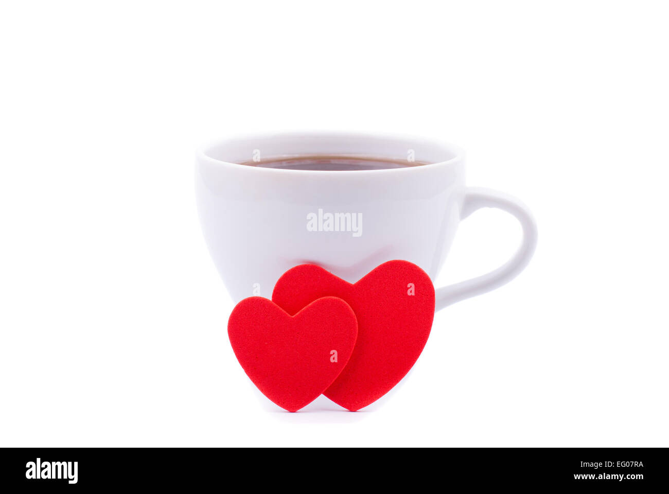 Tasse Kaffee und zwei roten Herzen auf einem weißen Hintergrund. Stockfoto