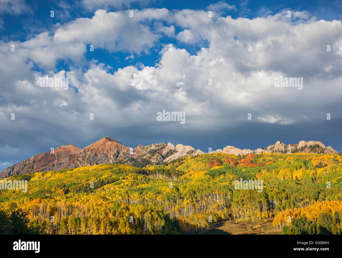 Gunnison National Forest, CO: Wolken über der Rubin reichen in der früh fallen Stockfoto