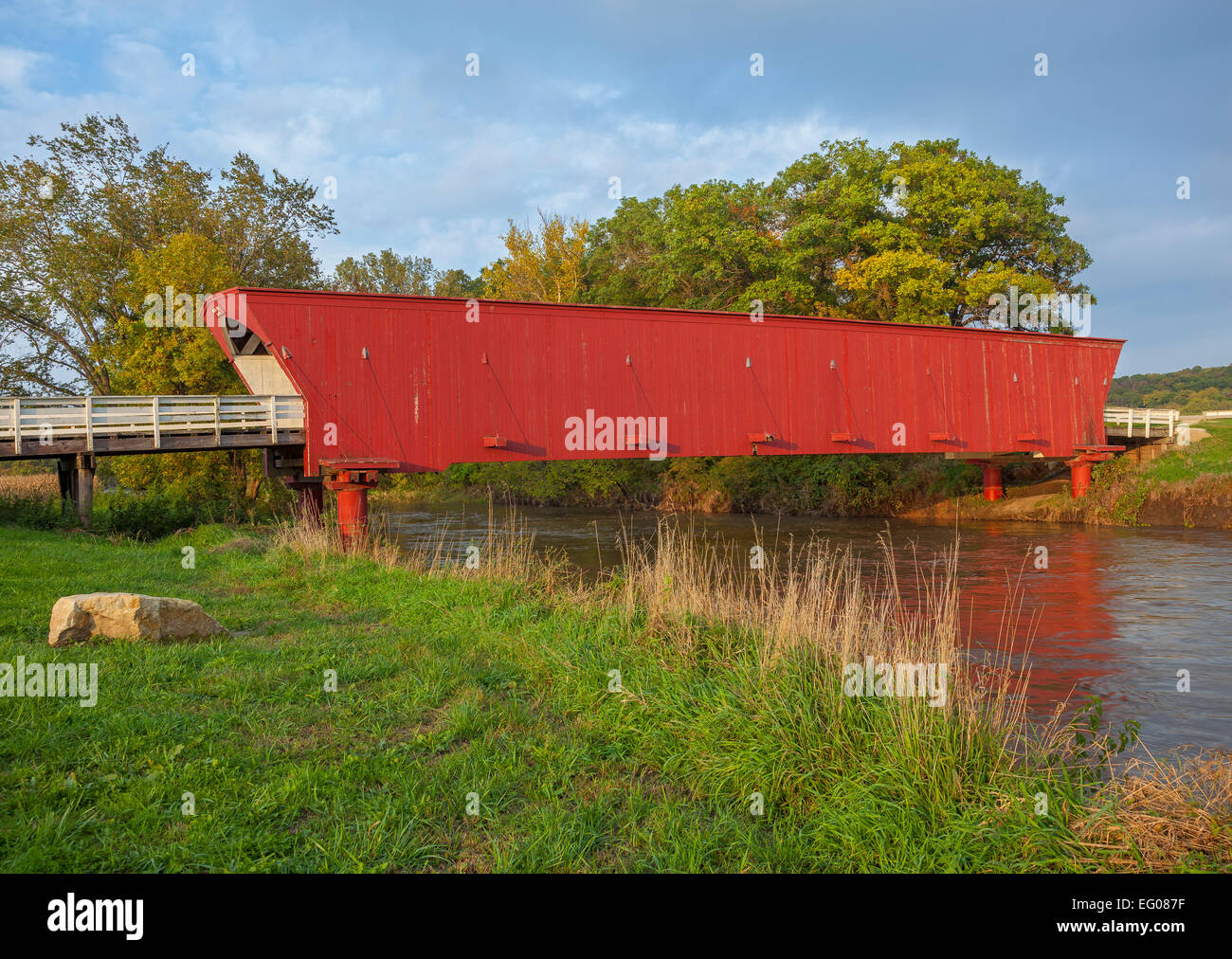 Madison County, IA: Hogback überdachte Brücke (1884) auf North River Stockfoto