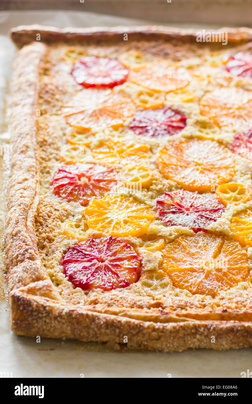 Rustikale Zitrus Mandel Frangipane-Torte. Stockfoto