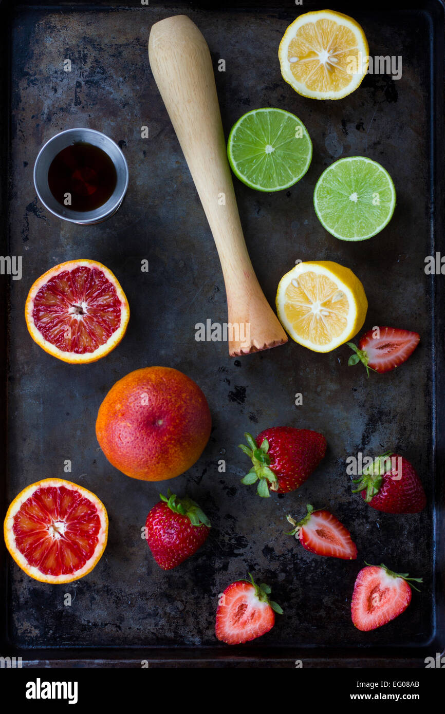 Blutorange, Zitrone, Limette und Erdbeeren auf ein Backblech Stockfoto