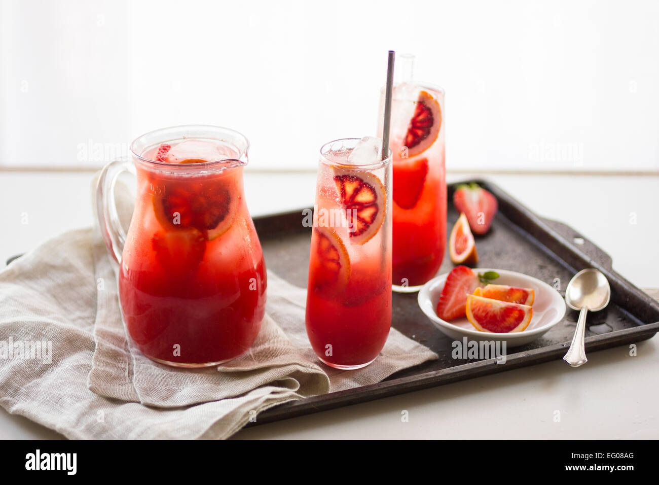 Blood orange Erdbeer-Punsch trinken Stockfoto