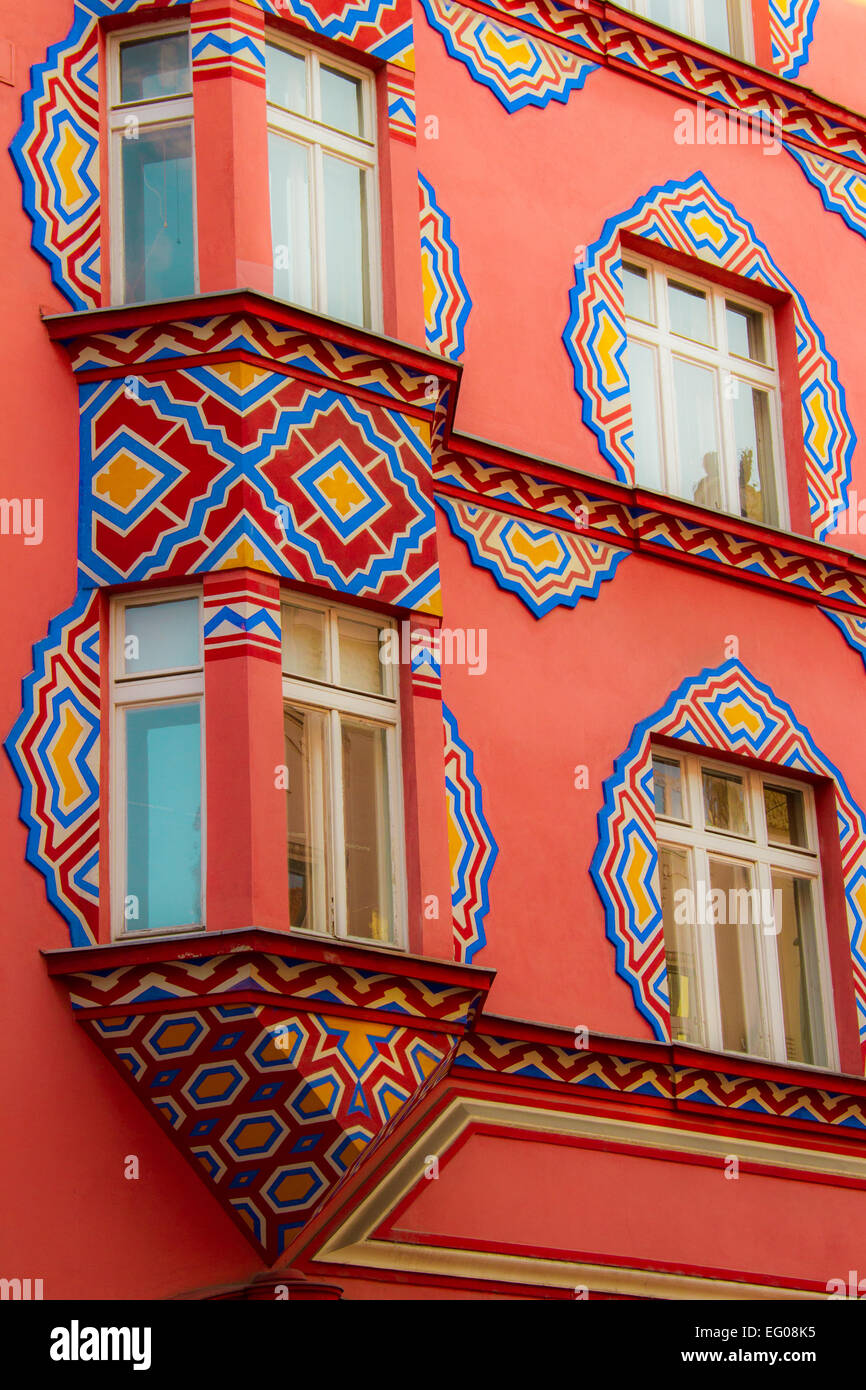 Windows auf einem roten Palast im Zentrum von Ljubljana Stockfoto