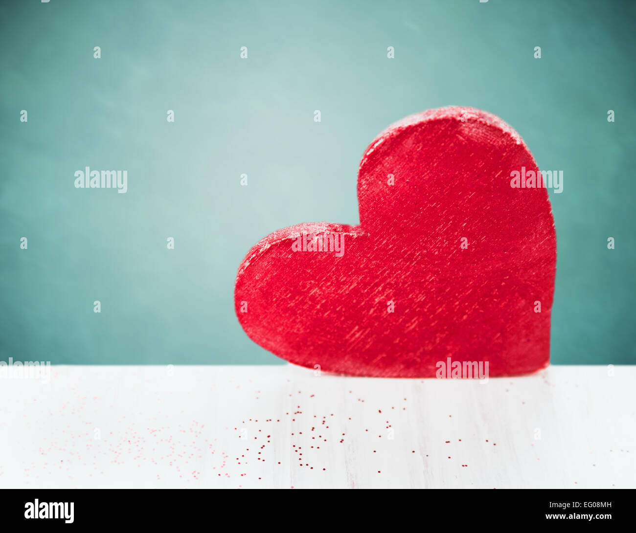 Großen roten Herz auf weißer Holztisch auf blauem Hintergrund, Valentine Stockfoto