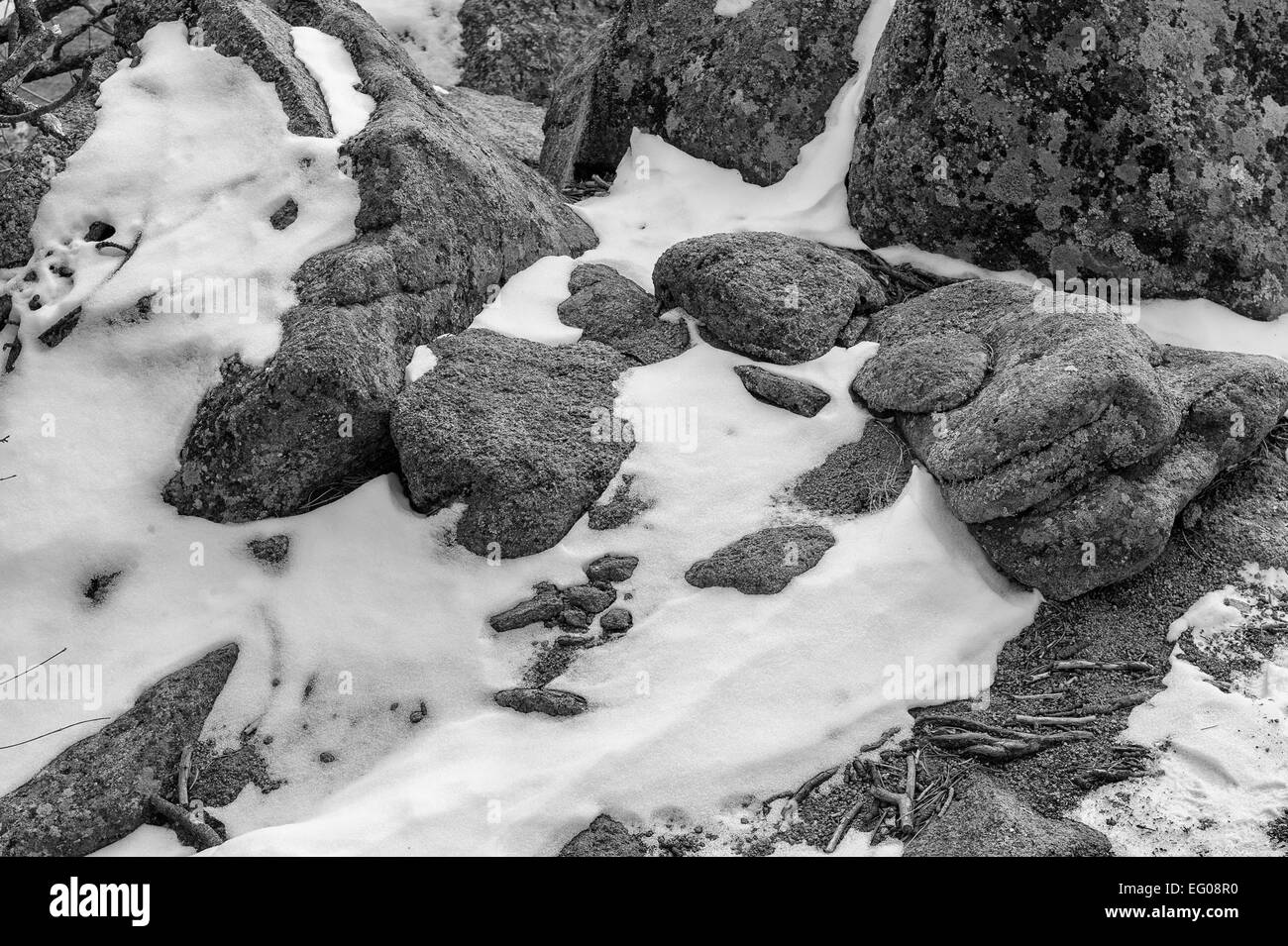 Schwarz und weiß, felsiges Gelände, Winter, Landschaft, Schnee, Stockfoto