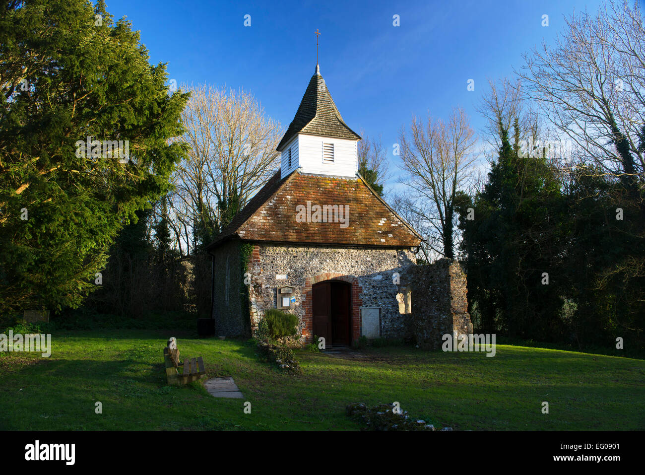 Die kleine Kirche des guten Hirten auf der South Downs über Touristenort am Lullington an einem Winternachmittag Stockfoto