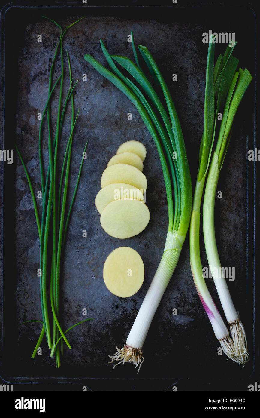 Schnittlauch, Frühlingszwiebeln und Kartoffeln Stockfoto