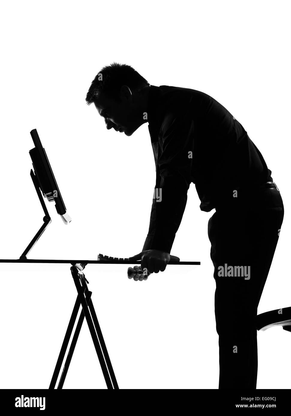 Silhouette kaukasischen Geschäftsmann computing mit dem Ausdruck ihrer Verhalten voller Länge auf Studio weißen Hintergrund isoliert Stockfoto