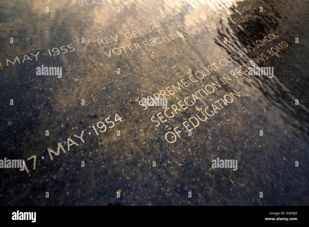Inschrift zum Gedenken an 1954 braun V Board Of Education Supreme Court Fall auf dem Civil Rights-Denkmal in Montgomery AL Stockfoto