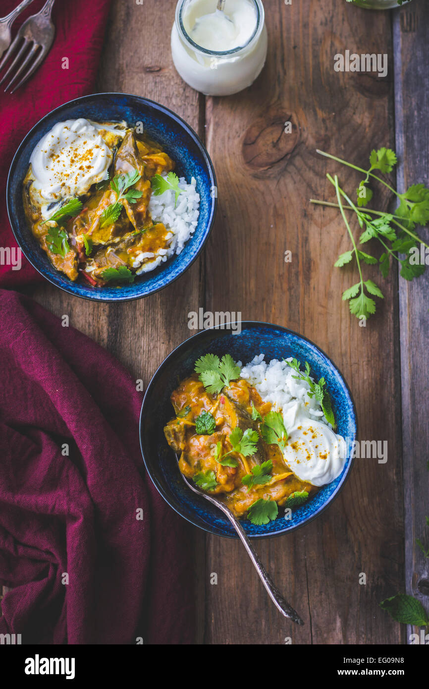 Auberginen-Curry mit Koriander Stockfoto