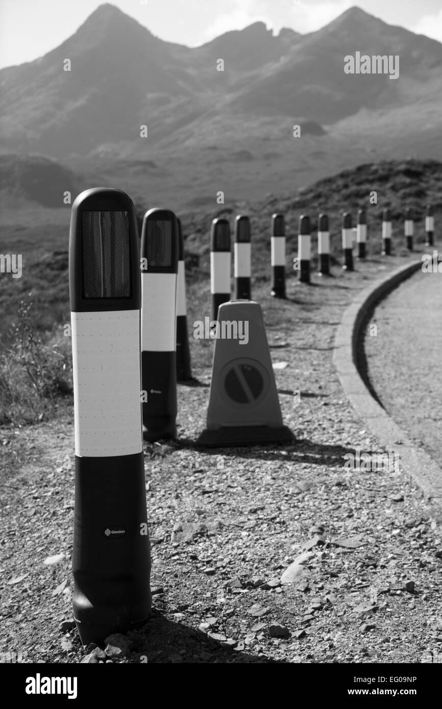 Schwarz / weiß Foto von aufgestellten Kegeln am Straßenrand in Schottland. Stockfoto