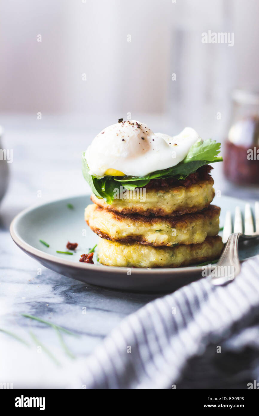 Spaghetti-Kürbis-Kuchen und pochiertem Ei Stockfoto