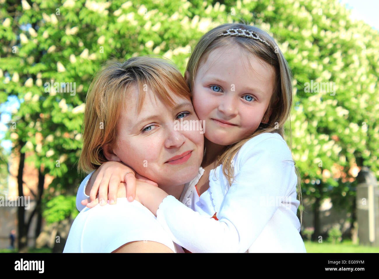 Bild von Mutter und Tochter sind einander umarmen Stockfoto