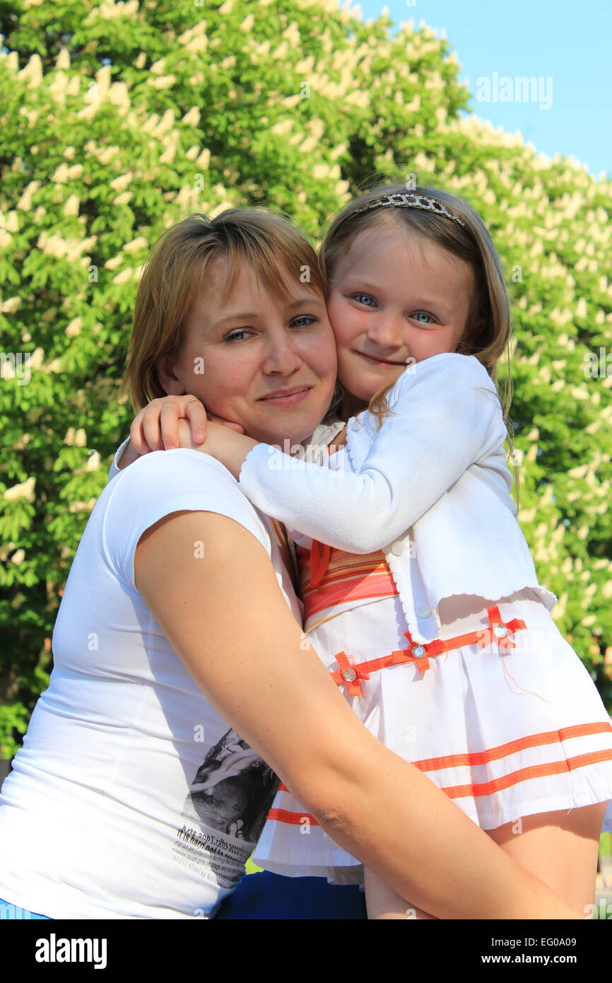 Bild von Mutter und Tochter sind einander umarmen Stockfoto