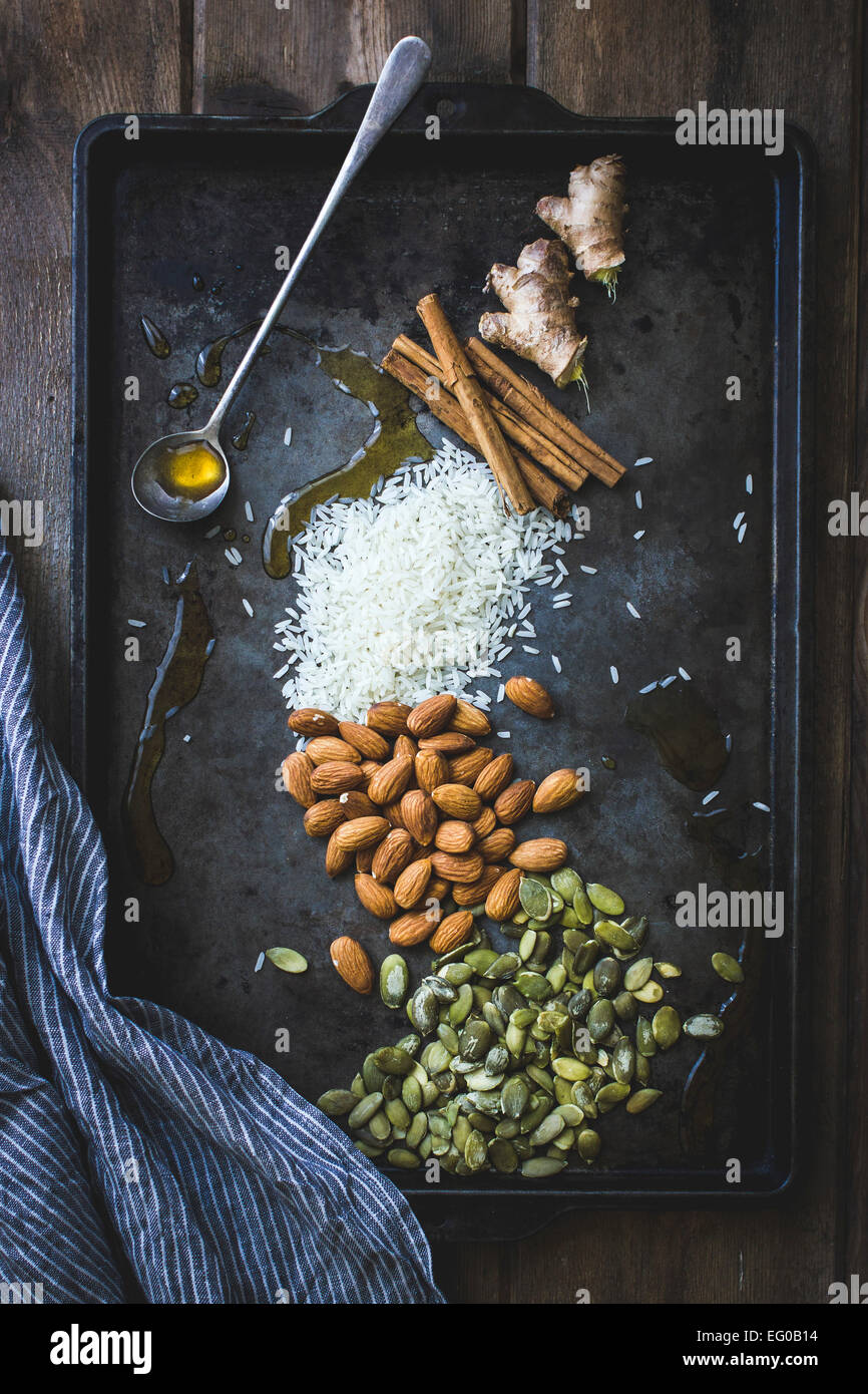 Gewürzen, Nüssen und Samen auf ein Backblech Stockfoto