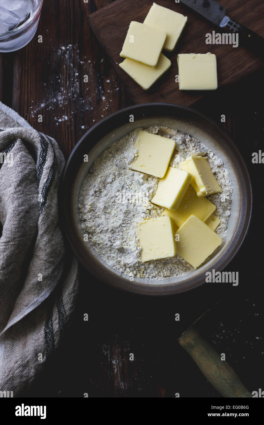 Butter und Mehl in eine Rührschüssel geben Stockfoto