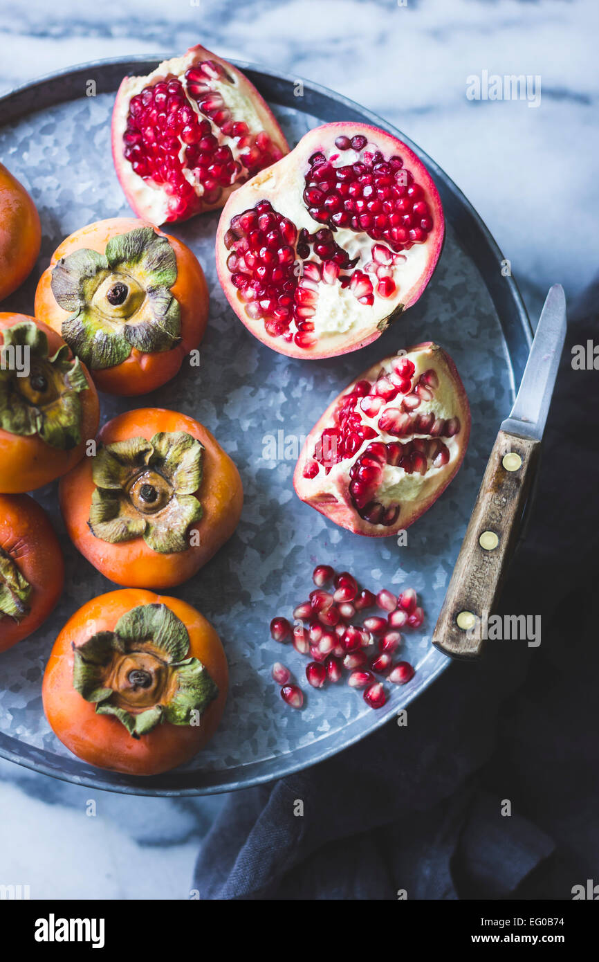 Fuyu Persimonen und Granatapfel Früchte Stockfoto